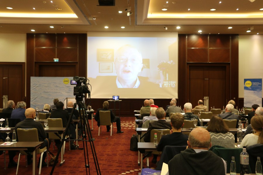 saal-mit-skype-bild-img_9933